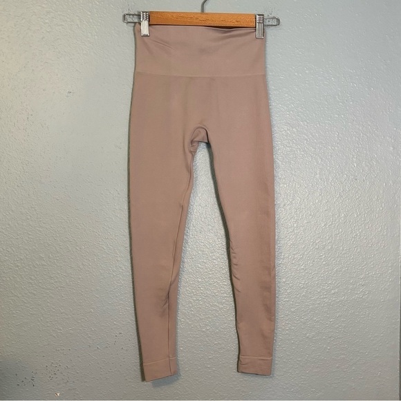 Set‎ Active Women's Lavender Ribbed Cropped Workout Leggings Size XS/Small - Picture 3 of 9